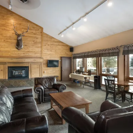 Hot Tub-Pool - 5 Min Walk to Base+Free Ski Shuttle
