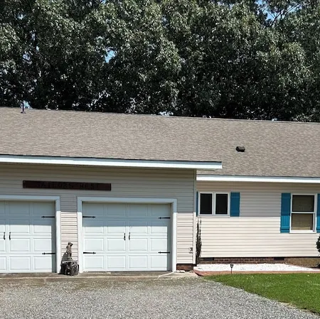 Waterfront 4 Bed 3 Bath Sleeps 8 - Free River Cruise with Week Long Rental