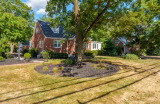 Prime Location, Private Loft Apartment. Well-Appointed for Comfort & Convenience