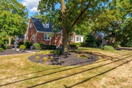 Prime Location, Private Loft Apartment. Well-Appointed for Comfort & Convenience