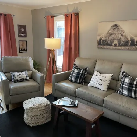 Cozy Downtown Home 🏘