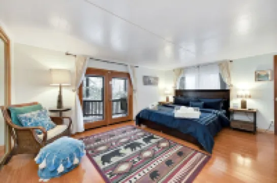 Exquisite Vacation Home with Hot Tub, EV Charger