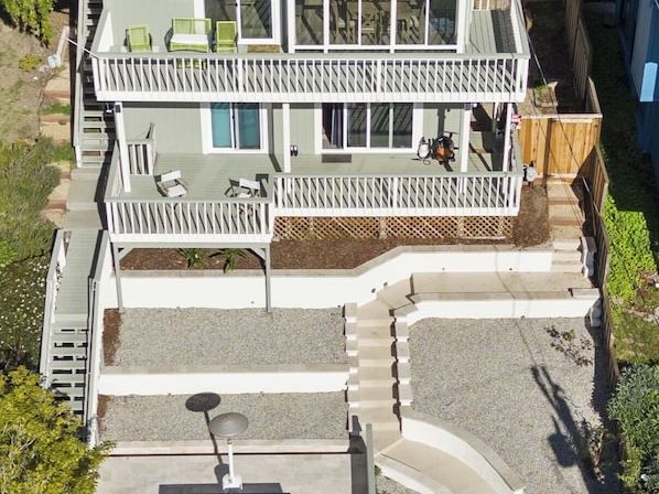 Gorgeous hillside home with ocean views!