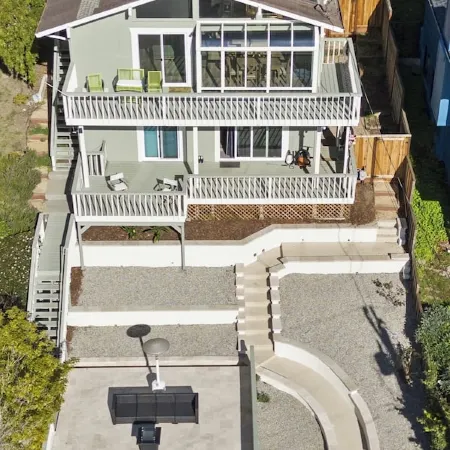 Gorgeous hillside home with ocean views!