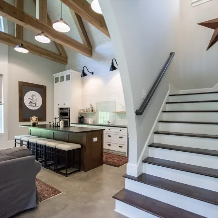 The Black Barn, 3 BR/3 BA House! Easy walking Distance To Everything!