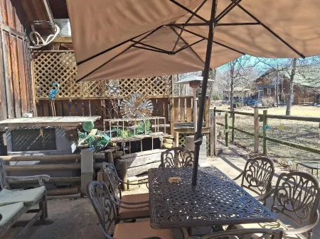 Cozy Garden Cabin Patio, Pool, Pets Just Two Blocks to the Lake and Fishing Dock