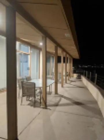 Riverfront house with casino view 布爾黑特市住宿飯店