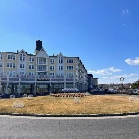 3Br Beach House~ 5 Minute Stroll to Beach & Private Outdoor Entertainment Area