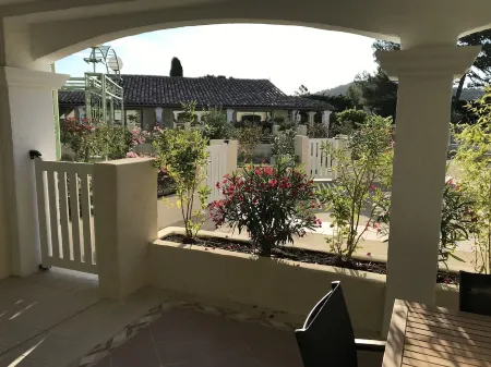 Air-conditioned Mazet Les Issambres in Secure Residence with Swimming Pool Отели в г. Рокбрюн-Сюр-Аржан