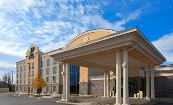 Holiday Inn Express & Suites Batavia - Darien Lake