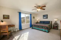 Pet-friendly house 35 minutes from ABQ airport;  45 minutes to Santa Fe; Artsy