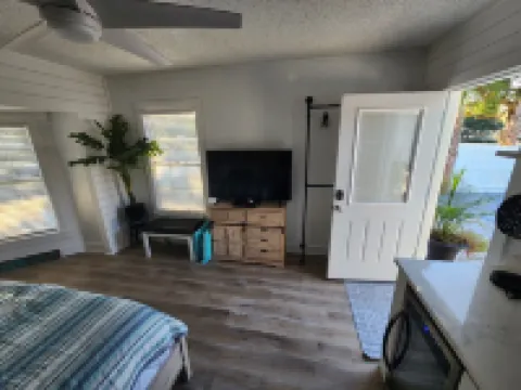 OLD FLORIDA STYLE SUITE UPDATED LIKE NEW!