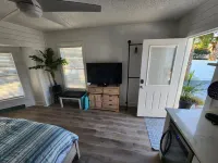 OLD FLORIDA STYLE SUITE UPDATED LIKE NEW!