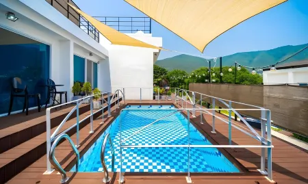 Geoje Star Marine Pool Villa Отели рядом с достопримечательностью «Hakdong Mongdol Beach»