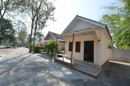 Wan Resort Rayong Отели рядом с достопримечательностью «Wat Map Ta Phut»