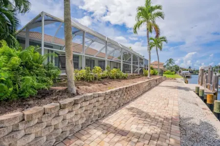 New! Waterfront Oasis+ HeatedPool+5mins2Beach+Bikes