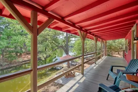 Relaxing 2-bedroom cabin on Lake Jean