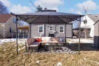 Game Room Retreat with Firepit + Gym + Sleeps 12 โรงแรมใน