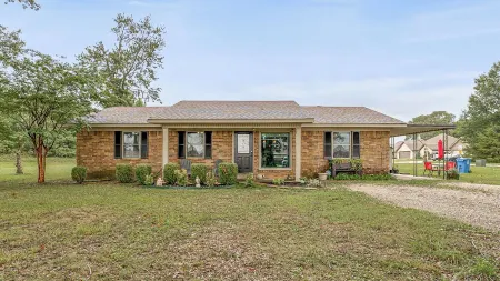 Charming 3-bedroom ranch house with WiFi, AC in amazing Valley View Jonesboro
