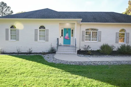 Charming three bedroom, two bathroom tranquil retreat just 2 miles from Wyndham.