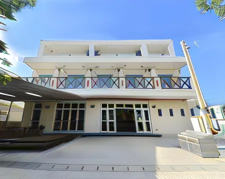 Lulaliya Отели рядом с достопримечательностью «Йонехара- Бич»