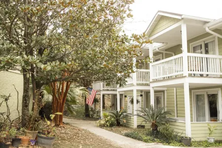 Downtown Sanctuary - the perfect location in Ocean Springs!