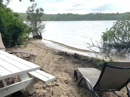 WOW View! Waterfront Cottage. Private Beach, King Bed, Full Kitchen. Relax&Enjoy Отели рядом с достопримечательностью «Санди Нек Бич»