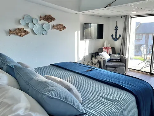 1 BR Lake Condo Perfect Couples Getaway-King Bed
