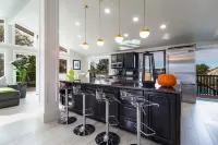 10 minutes from dozens of wineries!