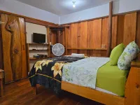 Welcoming 1-bedroom rustic cottage in Hopkins Village