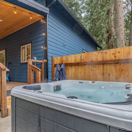 Rainier's Newest Luxury Chalet w/ Hot Tub-AC-WiFi