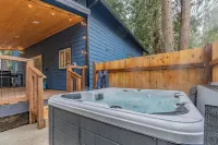 Rainier's Newest Luxury Chalet w/ Hot Tub-AC-WiFi