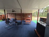 2/1 guesthouse with boat parking, outdoor shower, jetted tub, & craft ice!