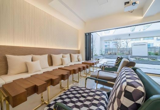 덴바스타 시그니쳐 호텔의 로비 또는 공용 공간