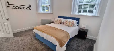 Flat Opposite Wakefield College with Free Parking and 5 Mins Walk to Train Station Hotels near Wakefield Westgate