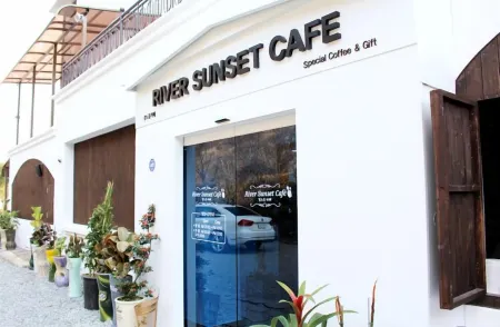 Andong River Sunset Pension Отели рядом с достопримечательностью «Byeongsanseowon Confucian Academy»