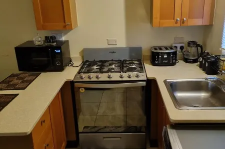 2-Bed Sleeps 4 Private Garden Parking