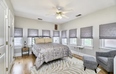 White House at Grand Central Các khách sạn gần Saint Louis University School for Professional Studies