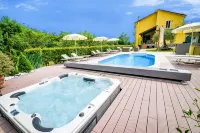 3 Bed 4 Bath Private Villa, Heated Pool, Spa, Firepit, Bbqs, Pizza Oven, Garden