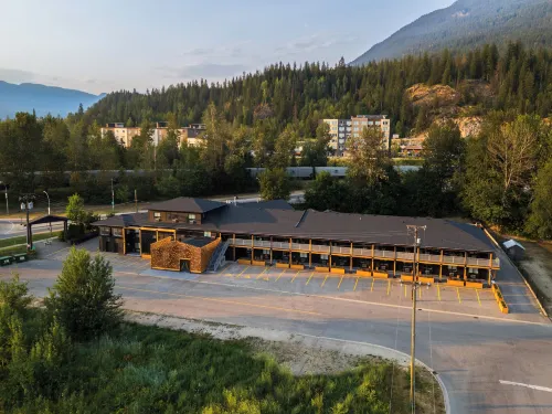 Gravity Haus Revelstoke - bar