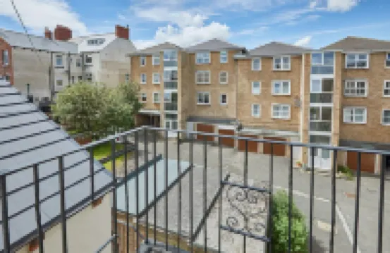 Host & Stay - Emerald Hideaway