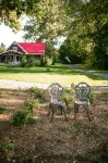 Lakecroft Hotel dekat Norman Hardie Winery