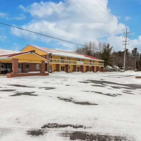 Econo Lodge Cadillac by Choice
