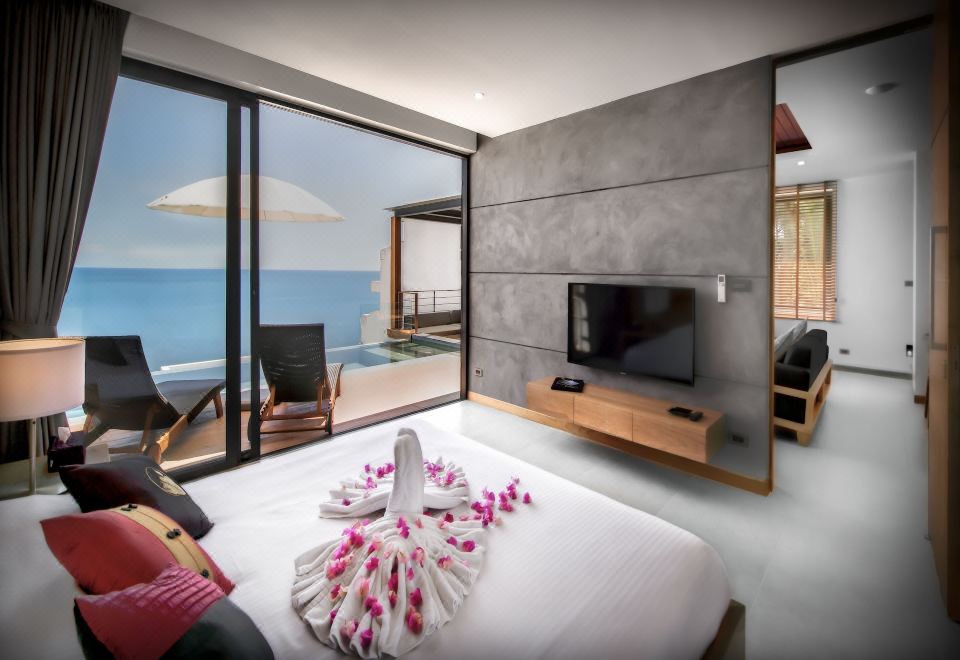 자마키리 리조트의 야외 수영장과 바다 전경