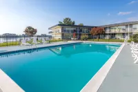 Super 8 by Wyndham Riverside Al - Pools