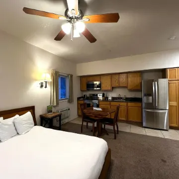 Canyon Plaza Premier Studios and Apts