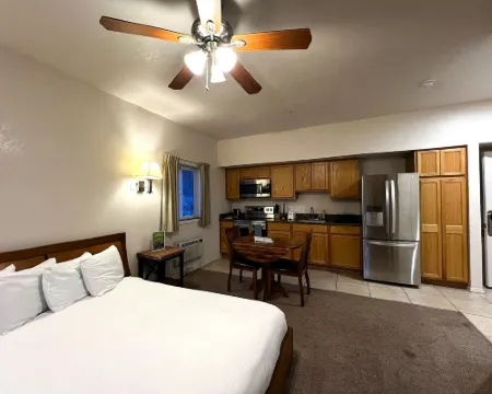 キャニオン プラザ プレミア スタジオズ アンド アパートメンツ タサヤンのホテル