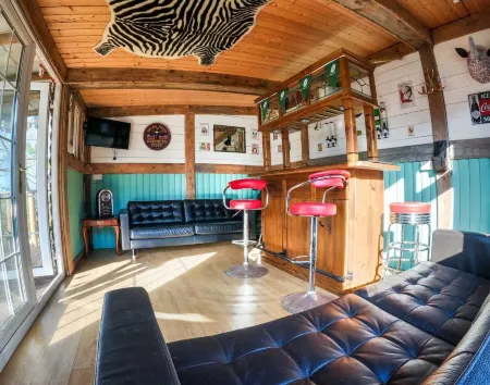 The Heights & Hollows Farmhouse Отели рядом с достопримечательностью «Даунпатрик энд Вниз Рейлуэй»