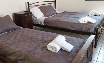 Perissa Art Villa - Kitchen & Washing Machine