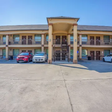 Moulton Inn &  Suites by OYO Near Shiner TX